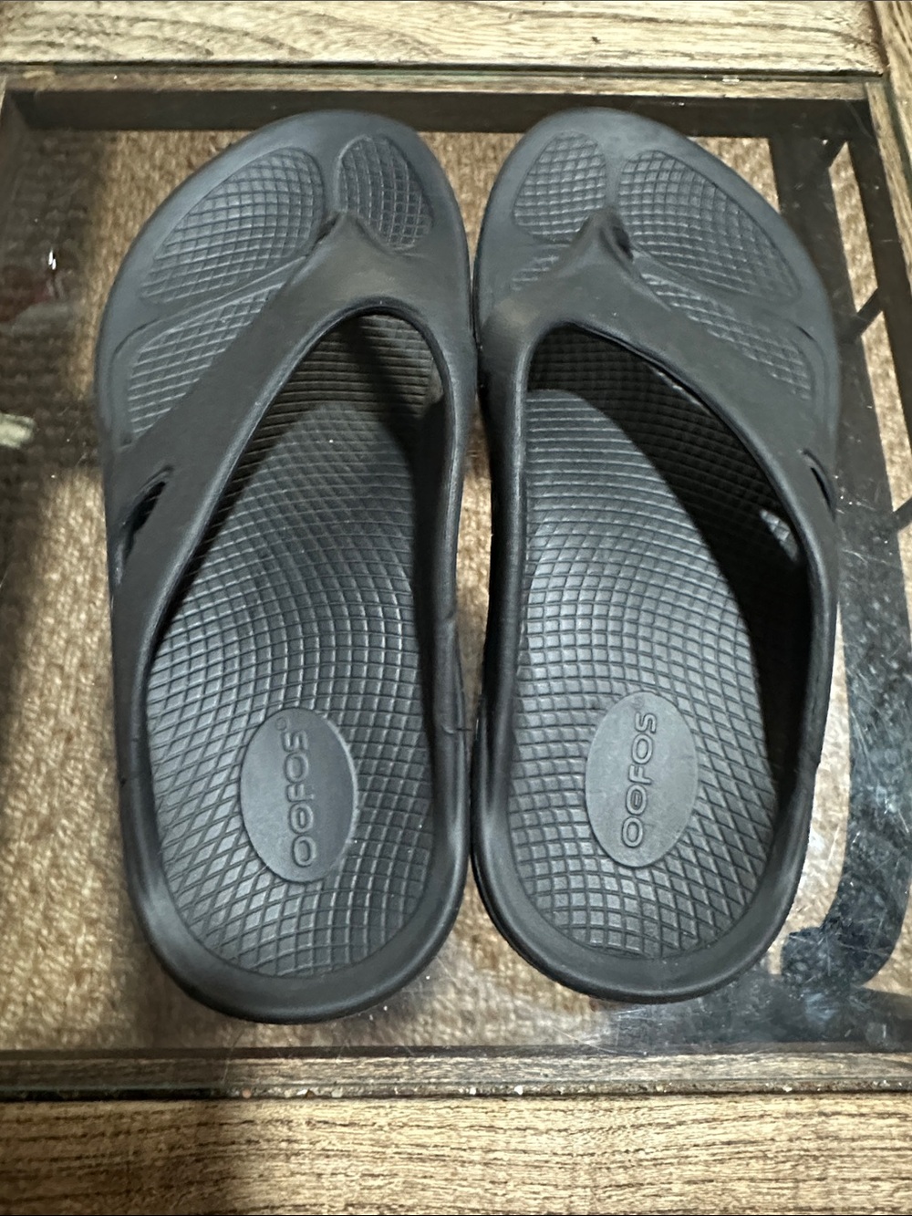 OOFOS Black Recovery Thong Sandals - Picture 4 of 6